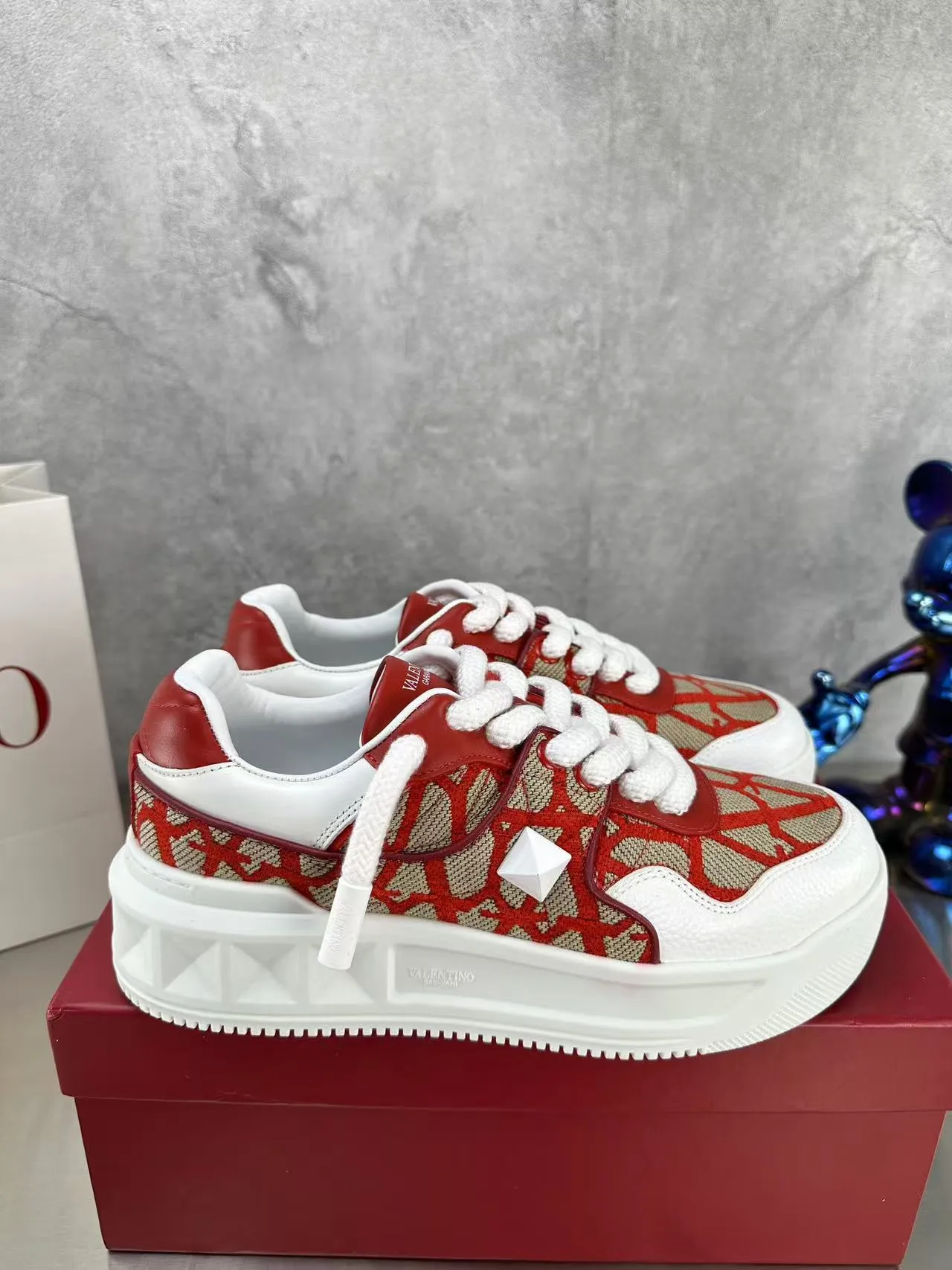 👟👟Ex-factory price 640👟👟 🔺Valentino🔺Valentino new casual shoes 2023 latest model hot style for catwalk couples, thick shoelaces, the same style as Elsa Hosk, Zhang Yixing, Guan Xiaotong and many other stars 🔥 Top version + lasting process, full oil edge on the upper. Fabric: Customized cowhide + cowhide lining with breathable mesh. Outsole: original molded TPU thickened outsole. Size for women is 35-40. Men’s size is 39-45.